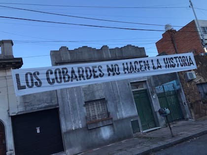 "Los cobardes no hacen la historia", dice otro pasacalles cerca de la cancha de Racing