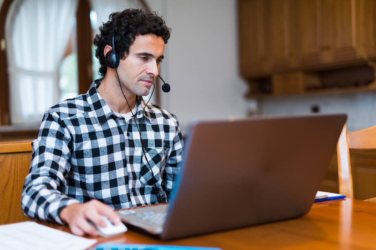 Los cobros de los profesionales que trabajan para afuera son pesificados