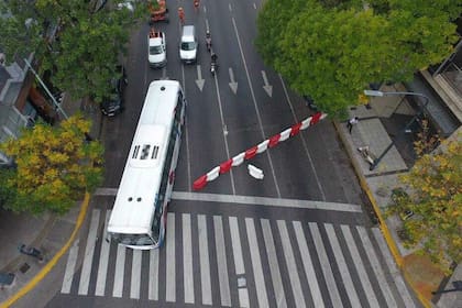 Los coches y colectivos deben desviarse