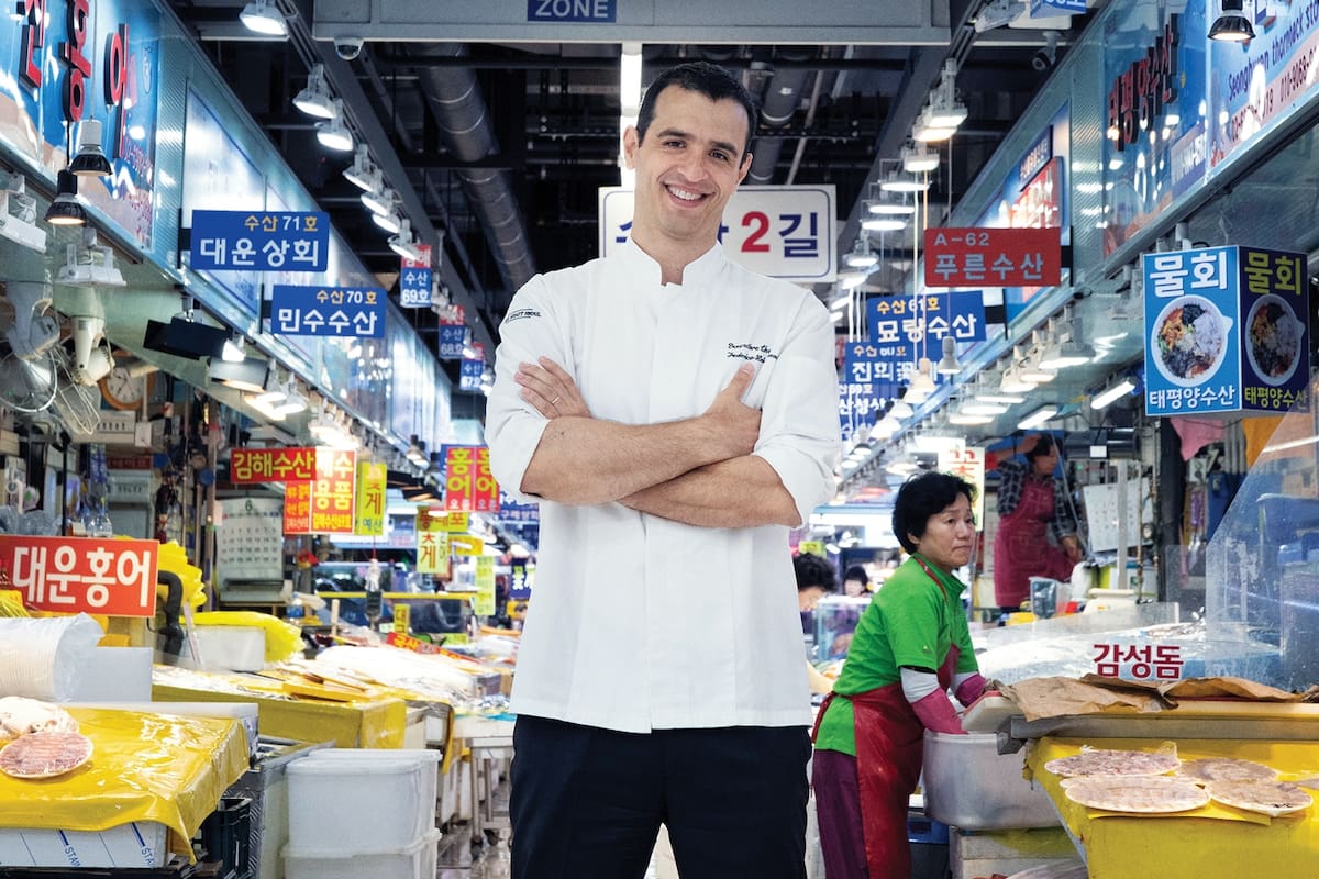 Los cocineros argentinos llegan a todos los continentes. Federico Heinzmann, en el mercado de pescados de Noryangjin, Seúl