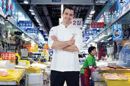 Los cocineros argentinos llegan a todos los continentes. Federico Heinzmann, en el mercado de pescados de Noryangjin, Seúl