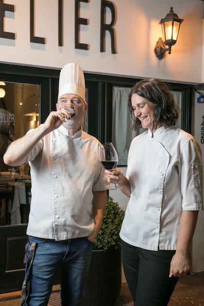 Los cocineros están siempre presentes en el restaurante y se acercan a las mesas a saludar