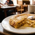 Los cocineros se plantan y aseguran que para lograr una tortilla cremosa hay que batir los huevos con cuchara