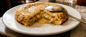 Los cocineros se plantan y aseguran que para lograr una tortilla cremosa hay que batir los huevos con cuchara
