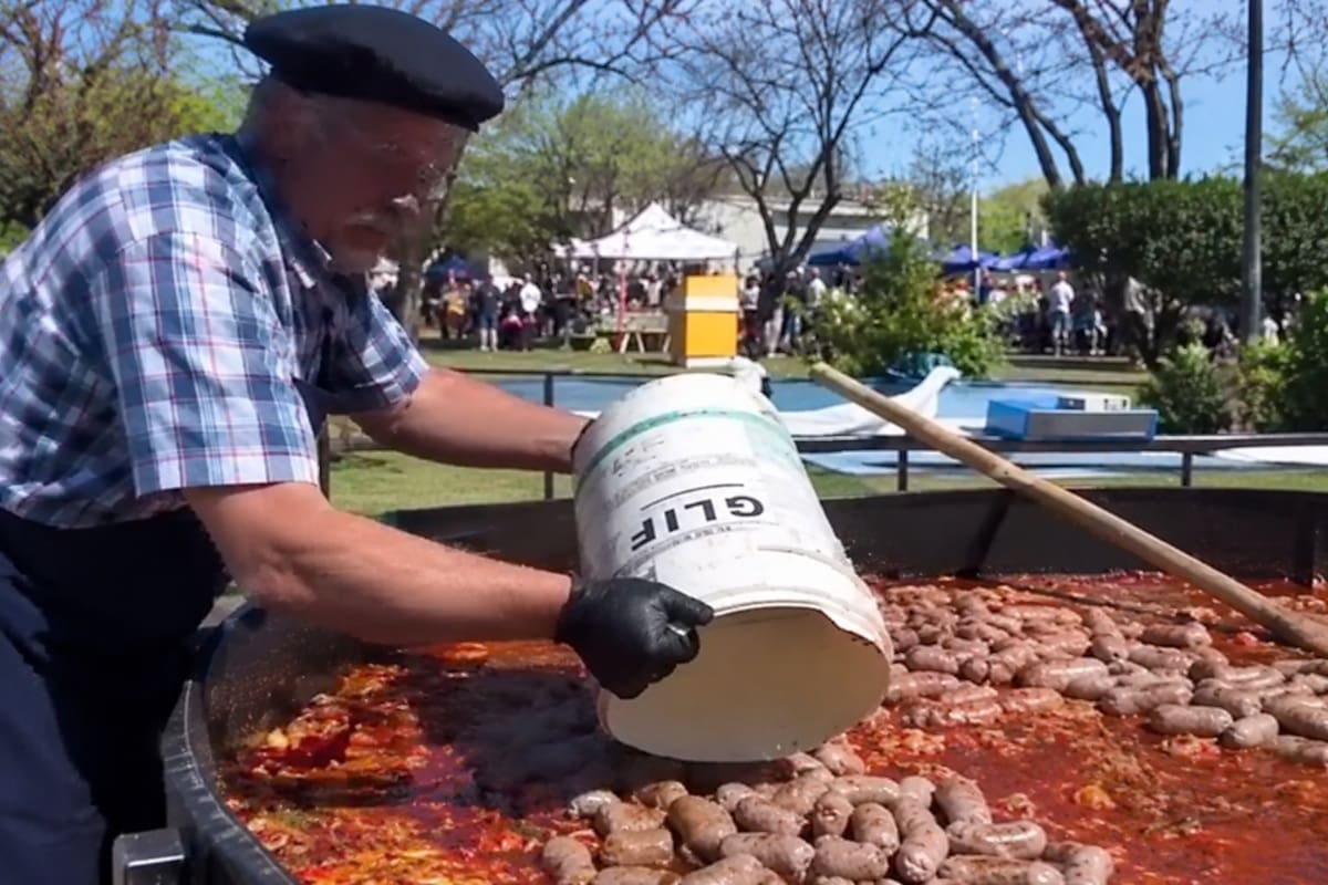 Los cocineros usaron el bidón para tirar los chorizos en un paellero