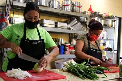 Los cocineros y personal de tareas específicas reciben en abril el 14 por ciento de aumento