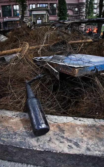 Los cócteles molotov están hechos de material inflamable colocado en una botella.