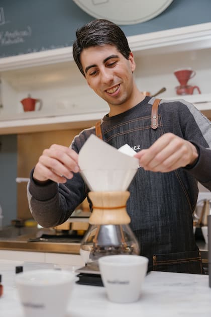 Los Coffee Masters, como David Ledesma, utilizan guías sensoriales para ayudar a los consumidores a elegir su café ideal, adaptando sabores internacionales a las preferencias locales