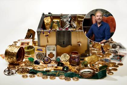 Los cofres escondidos contienen objetos como una roca lunar y una moneda de oro del siglo IV antes de Cristo