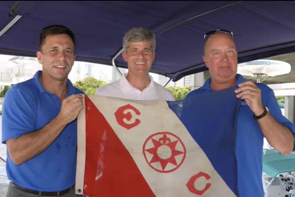 Los cofundadores de OceanGate, Guillermo Sohnlein (izquierda), Stockton Rush (centro) y el miembro del Explorers Club, Ross Von Burg