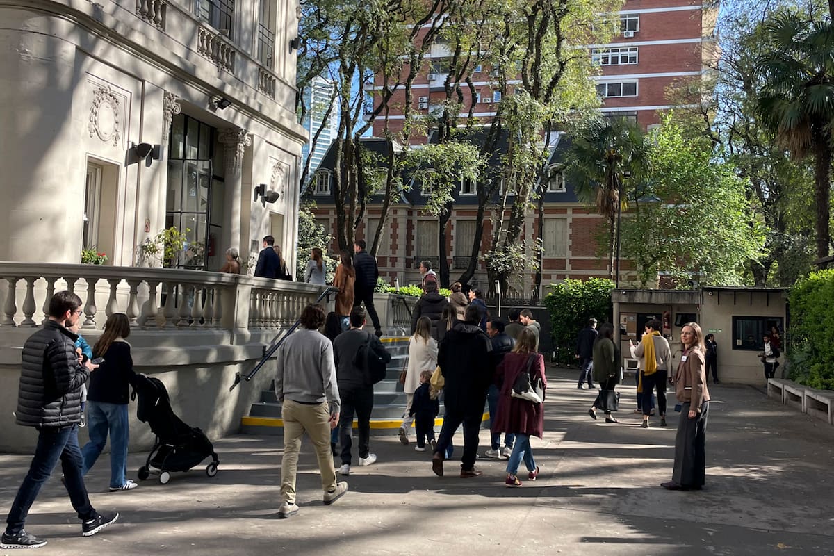 Los colegios abren sus puertas para mostrarle a los padres cómo aprenden los alumnos, una de las estrategias para sostener la actividad escolar
