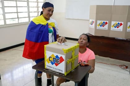 Los colegios electorales se mostraron aparentemente vacíos, pero el gobierno aseguró que votó más de la mitad del electorado