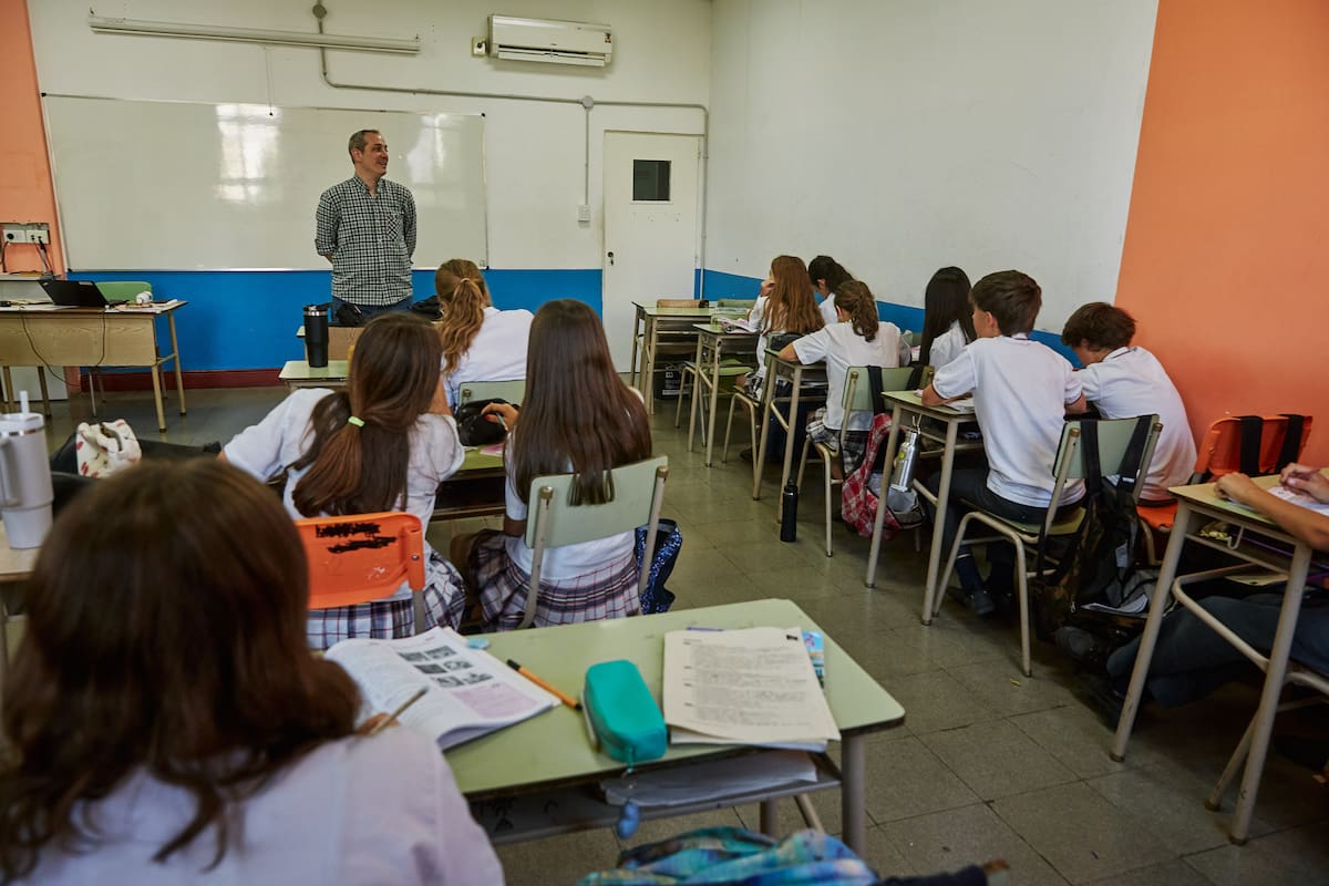 Los colegios privados de la ciudad de Buenos Aires y los de la provincia de Buenos Aires recibieron esta tarde la autorización para incrementar sus cuotas en los próximos días
