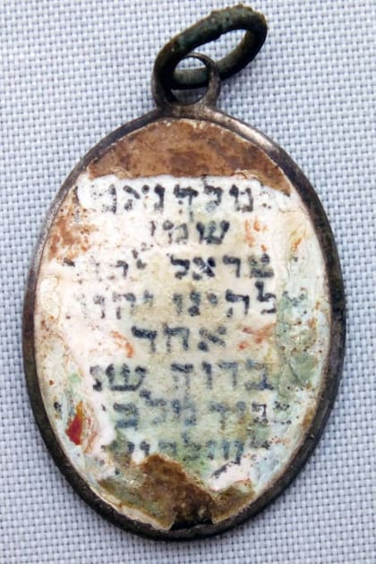 Los colgantes tenían en una de sus caras la oración "Shema Yisrael", y en la otra la imagen de Moisés con los Diez Mandamientos