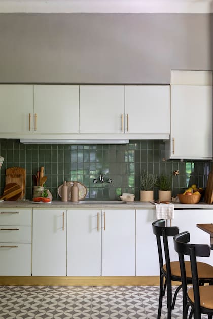 Los colocaron en sentido vertical con pastina gris. Vajilla de cerámica artesanal (Hábitat Concept), macetas y aromáticas (Ciudad Naturaleza), textiles (Zara Home), dispenser de jabón (CB2).