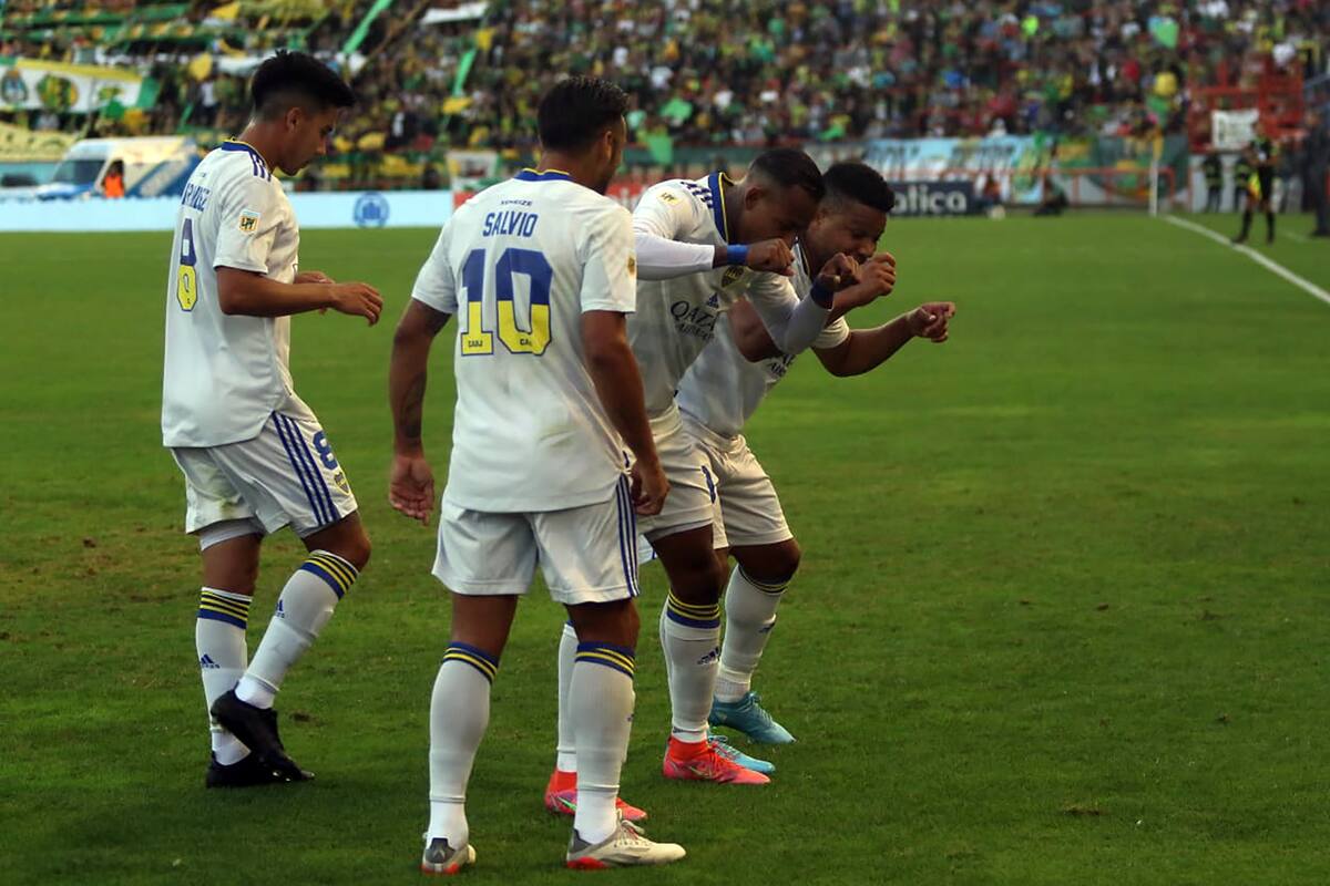 Los colombianos Sebastián Villa y Frank Fabra festejan uno de los goles del delantero en el 2-1 de Boca a Aldosivi por la Copa de la Liga Profesional; junto a ellos, Guillermo Fernández y Eduardo Salvio.