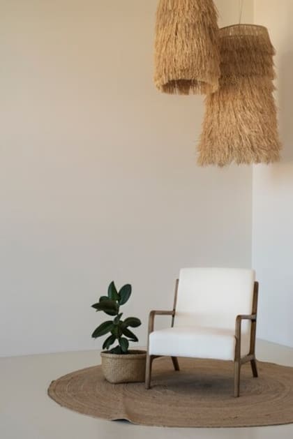Los colores cálidos, como blanco o beige, son una buena alternativa para evitar el calor dentro del hogar