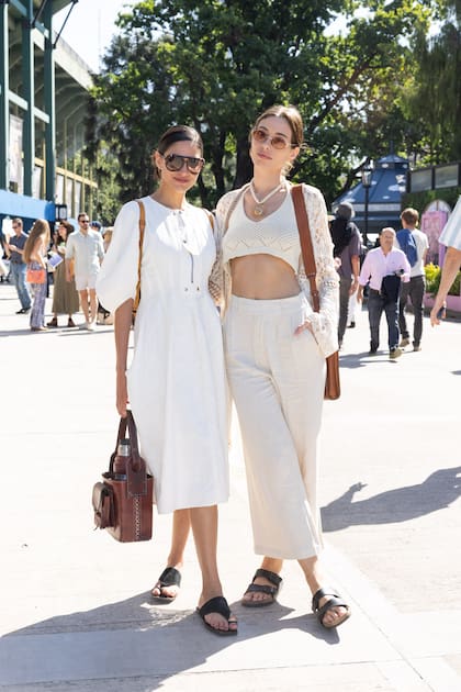 Los colores claros, las sandalias de cuero y las materas a modo de cartera formaron parte de los looks de varias entusiastas del polo, como Lula Gallo y Julia Zanettini.