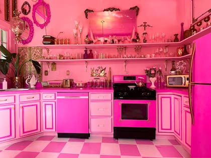 Los colores de Eaton House Studios y de Sherwin-Williams le dieron a la cocina de Griffith un impulso Barbiecore.