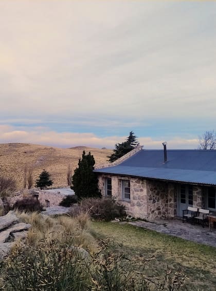 Los colores de la casa se integran al paisaje.