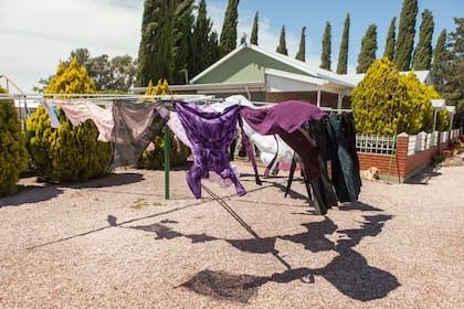 Los colores de la ropa de las mujeres adultas se limitan al violeta, el verde, el azul o el negro.