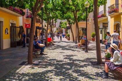 Los colores de los edificios de La Roca Village mantienen la escala mediterránea
