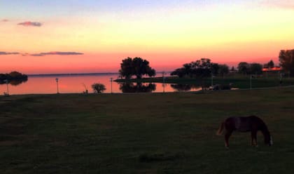 Los colores del atardecer sobre el lago en Federación.