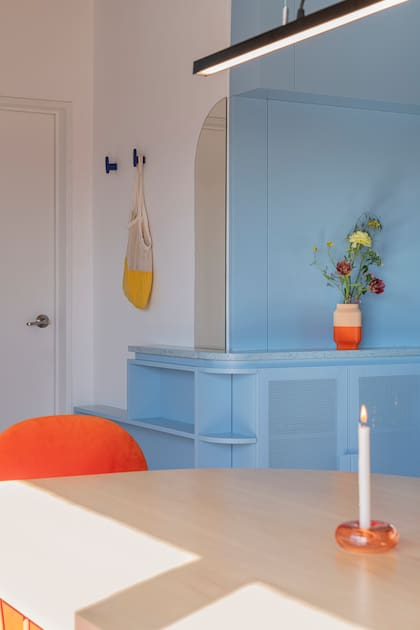Los colores del comedor y la cocina funcionan a la maravilla: los accesorios de la cocina impresos en 3D (familia DDD) integran con sutileza.