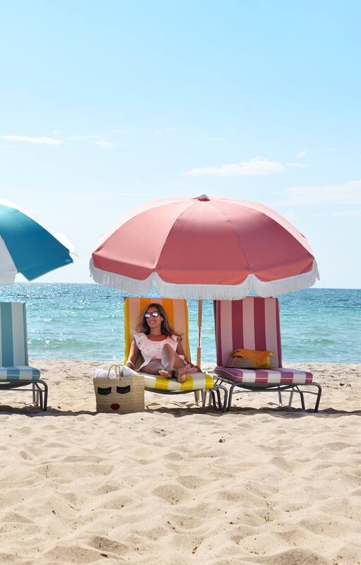 Los colores en repoesras y sombrillas alegran las playas de Miami Beach