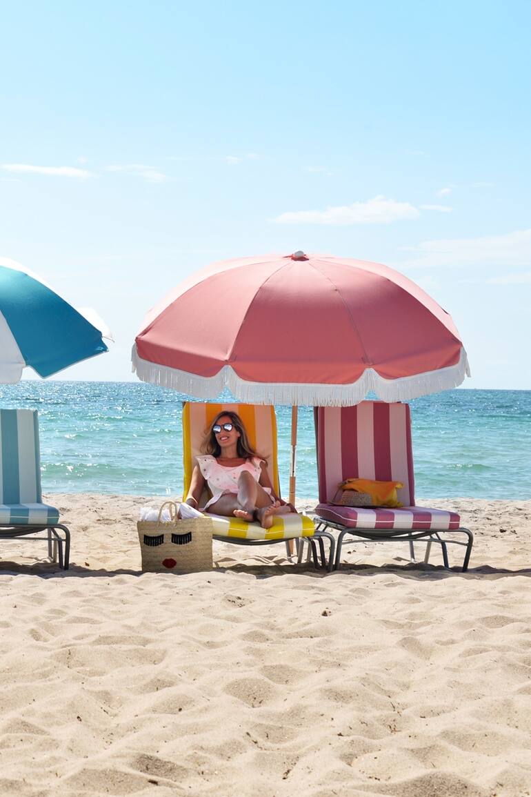 Los colores en repoesras y sombrillas alegran las playas de Miami Beach