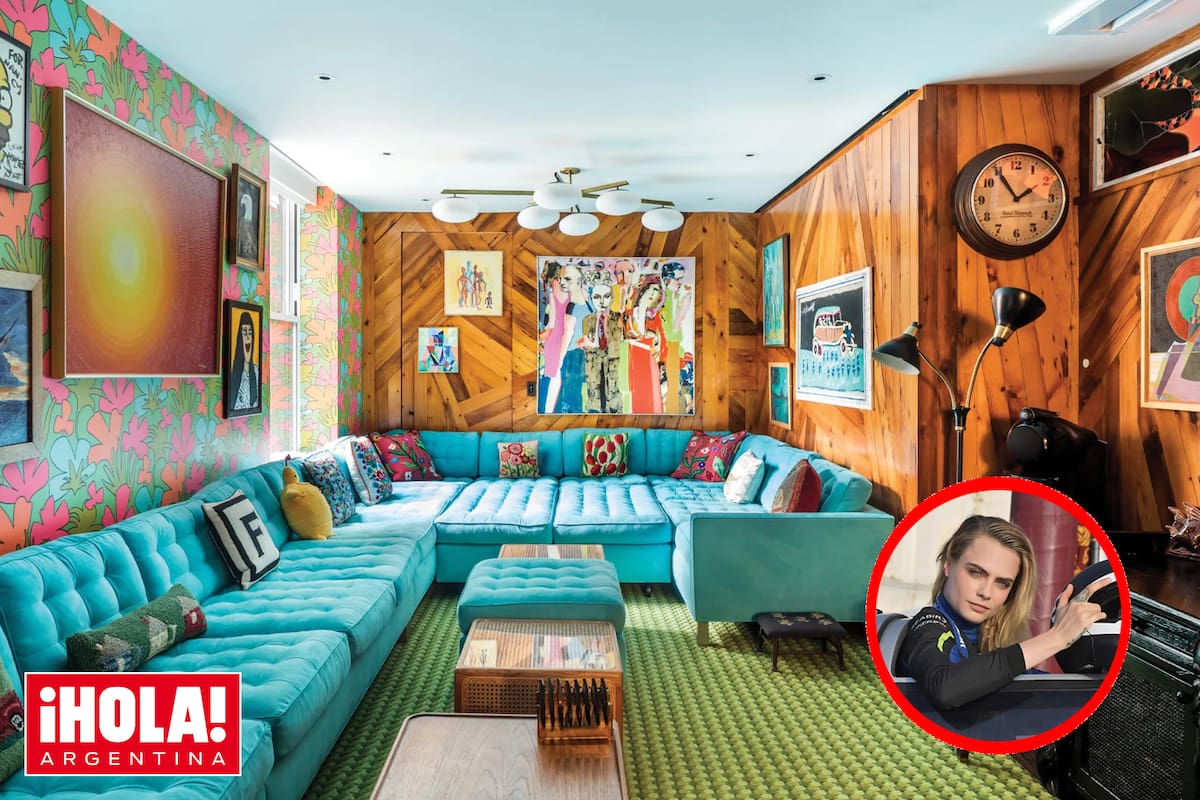 Los colores fuertes y la madera son la combinación perfecta para uno de los livings, en el que se ve gran cantidad de obras de arte.