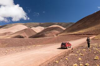 El viaje exprés que sube a 4.300 m en un día y depara los increíbles colores de la puna riojana