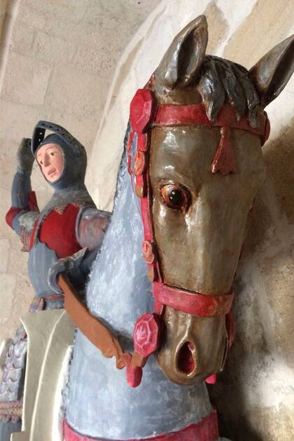 Los colores usados en la restauración de la estatua de madera causaron sorpresa y enojo entre los expertos