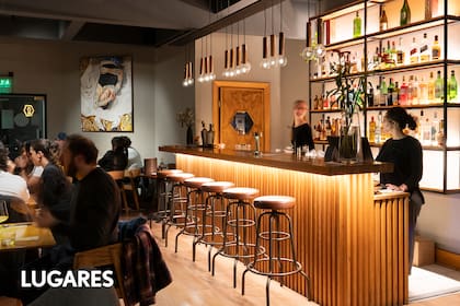 Los comensales disfrutan con vistas al lago Nahuel Huapi