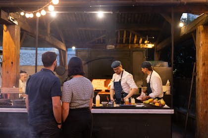 Los comensales se pueden acercar al asador para elegir qué comer.