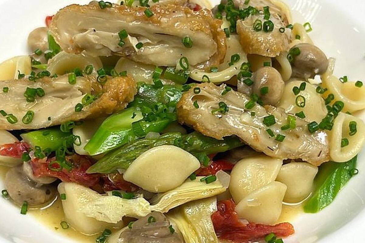 Los comentarios de los clientes sobre el pollo cultivado han sido "fenomenales", según el dueño del restaurante.