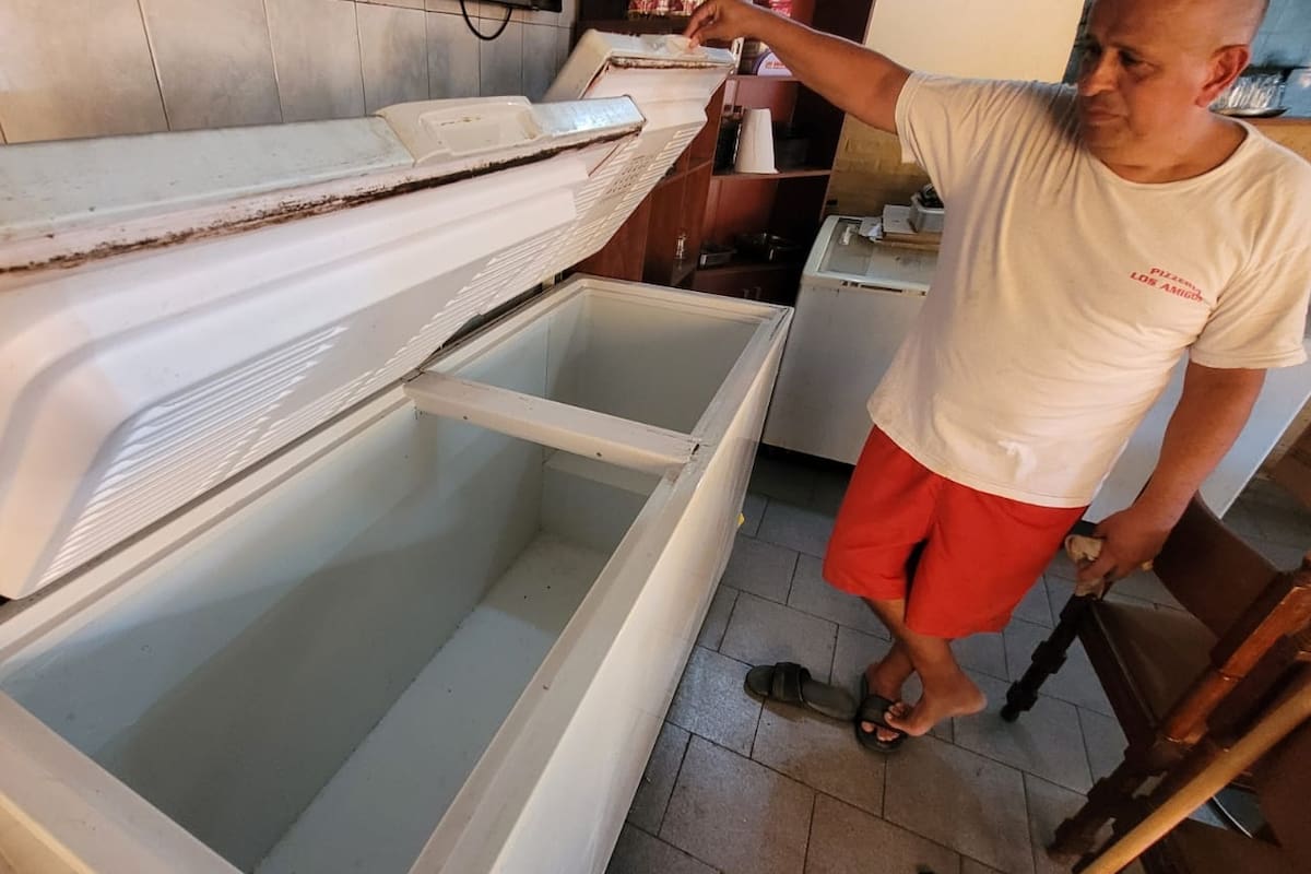 Los comerciantes que trabajan con alimentos lacteos debieron vaciar las heladeras y tirar los productos