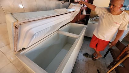 Los comerciantes que trabajan con alimentos lacteos debieron vaciar las heladeras y tirar los productos