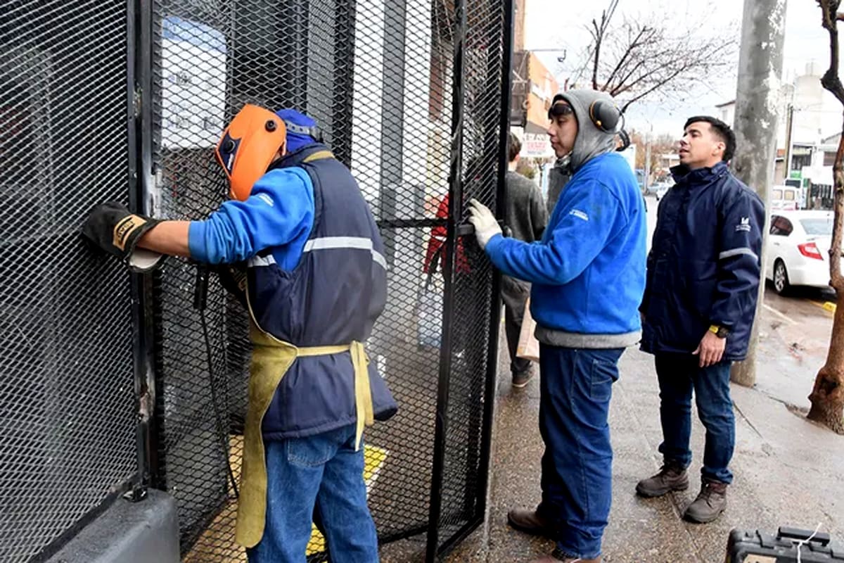 Los comerciantes refuerzan la seguridad de los locales, en Neuquén