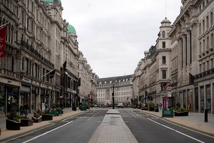 Los comercios no esenciales en Londres deberán esperar para volver a abrir sus puertas.