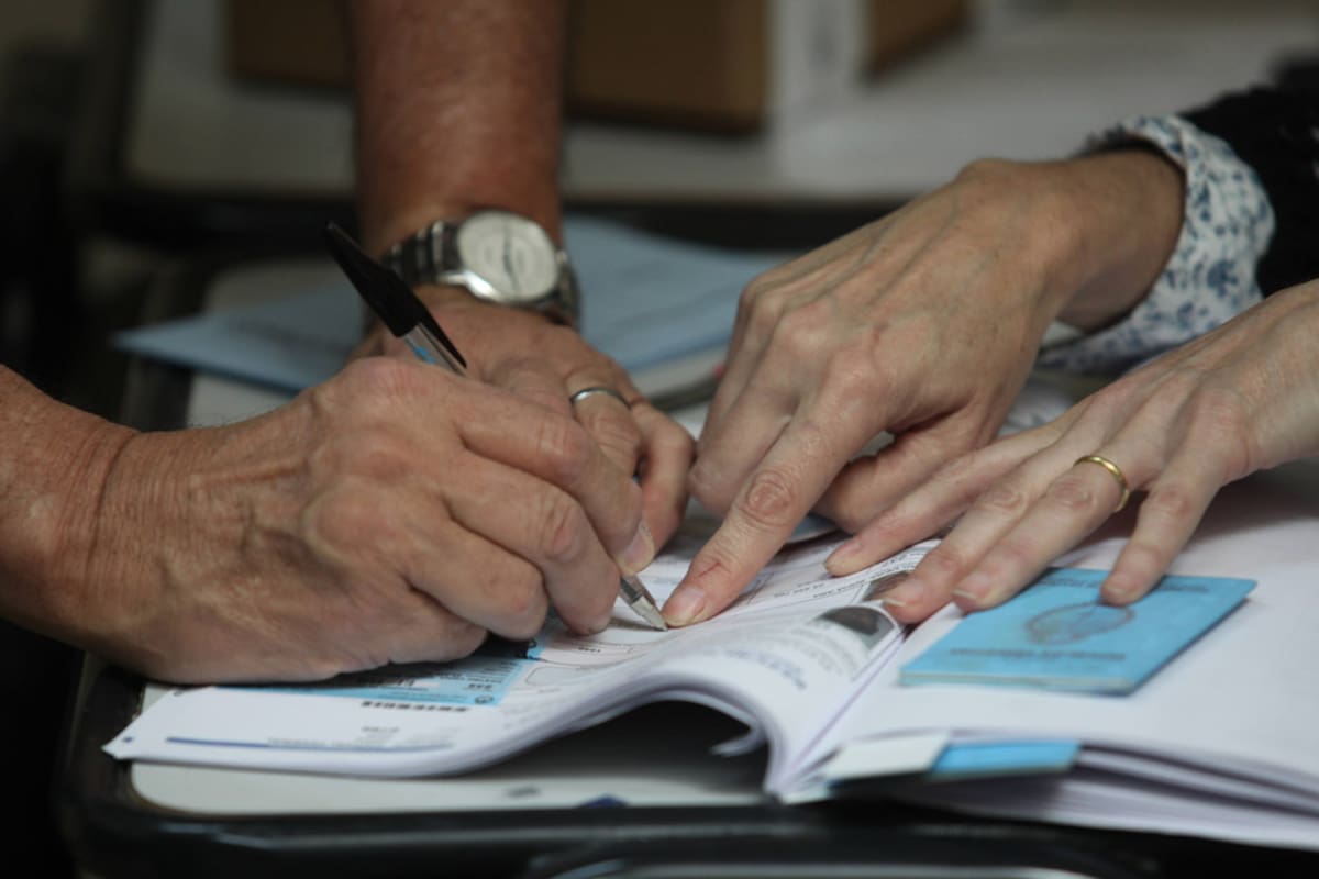 Los comicios para elegir cargos legislativos nacionales, provinciales y municipales se iniciaron sin inconvenientes; ya votaron gran parte de los candidatos