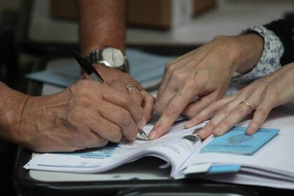 Los comicios para elegir cargos legislativos nacionales, provinciales y municipales se iniciaron sin inconvenientes; ya votaron gran parte de los candidatos