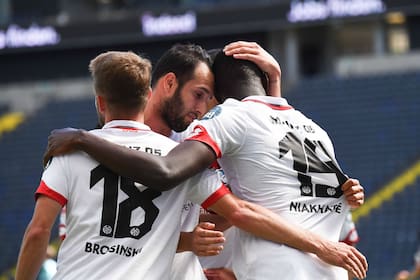 Los compañeros abrazan a Moussa Niakhaté, en uno de los goles convertidos en la victoria del último fin de semana