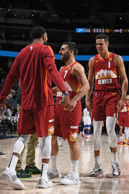 Los compañeros celebran a Campazzo por el gran triple que puso 13 puntos arriba a Denver a falta de 3m18s; tras eso, el local terminó apretado y ganó por apenas 2.