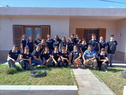 Los compañeros de Juani se acercaron a la casa con las remeras de la pre promo para sorprender a la familia
