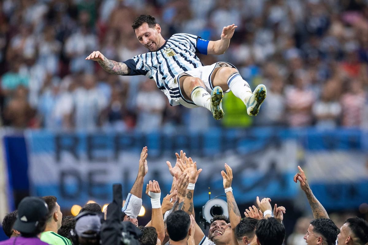 Los compañeros de la Selección Argentina levantan por los aires a Lionel Messi como muestra de cariño y admiración por su capitán.