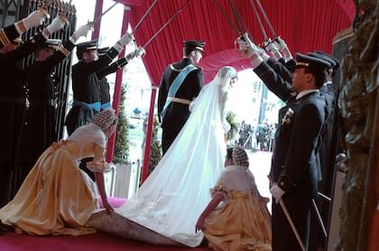 Los compañeros de promoción de Don Felipe de las tres academias militares forman con sus sables un arco en honor a los novios a la salida de la catedral de la Almudena