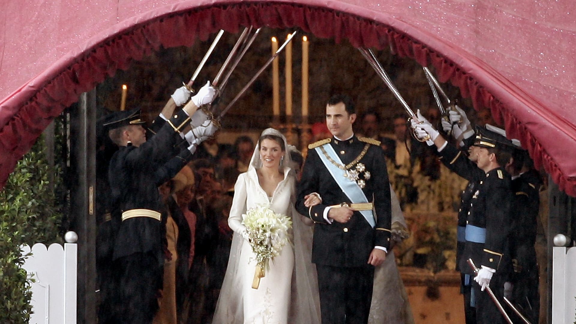 Los compañeros de promoción de Don Felipe de las tres academias militares forman con sus sables un arco en honor a los novios a la salida de la catedral de la Almudena