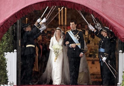 Los compañeros de promoción de Don Felipe de las tres academias militares forman con sus sables un arco en honor a los novios a la salida de la catedral de la Almudena