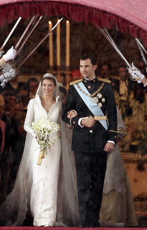 Los compañeros de promoción de Don Felipe de las tres academias militares forman con sus sables un arco en honor a los novios a la salida de la catedral de la Almudena